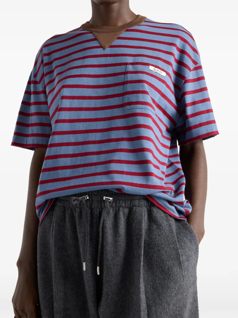 Prada Gestreept T-shirt met opgestike zak Blauw