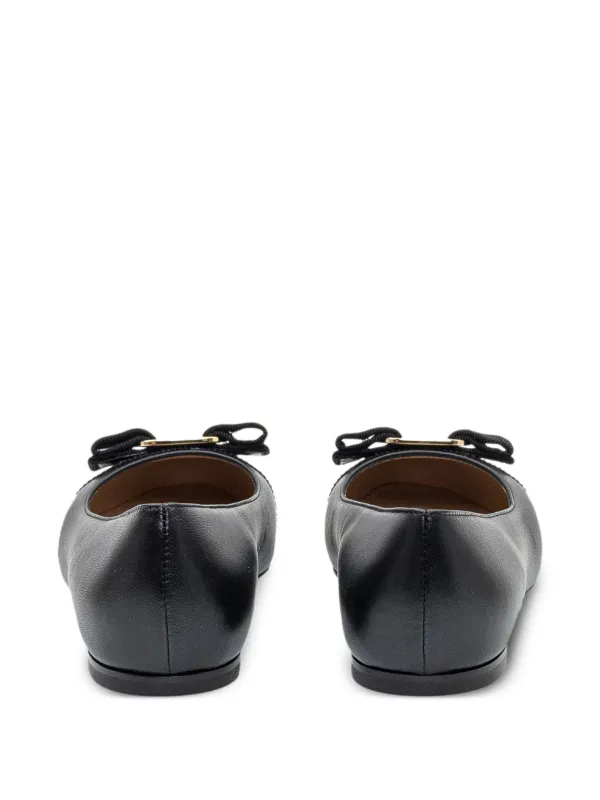 Ferragamo Varina リボン フラットシューズ | ブラック | FARFETCH JP