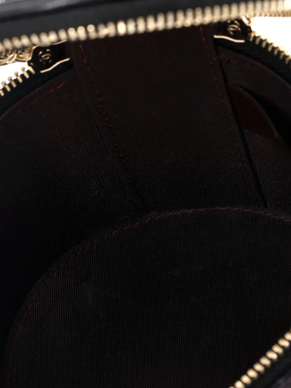 CHANEL Pre-owned Cc Round Vanity Case With Chain Quilted Lambskin Mini Clutch Bag In Black