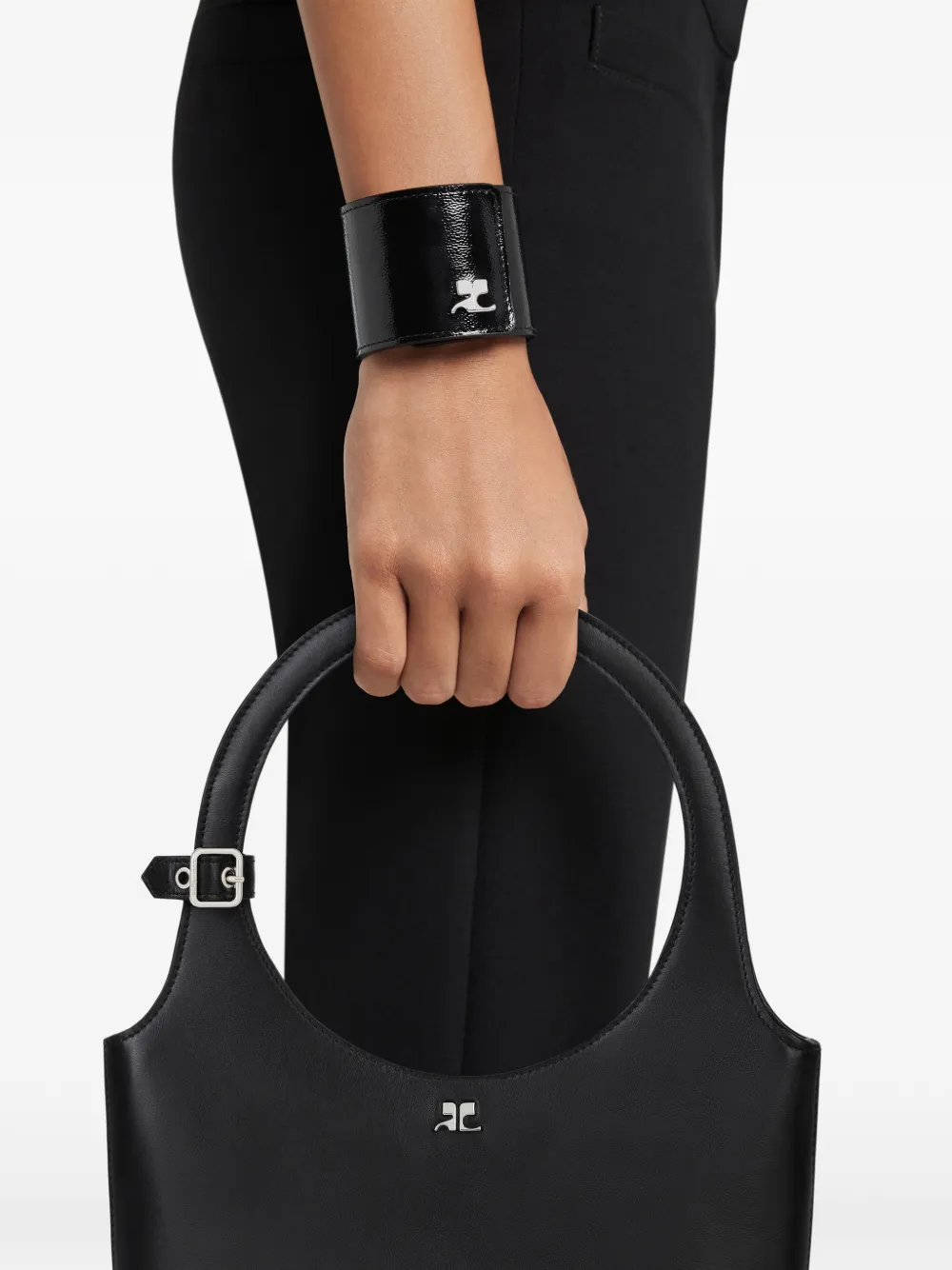 Courrèges logo-plaque slap bracelet - Zwart
