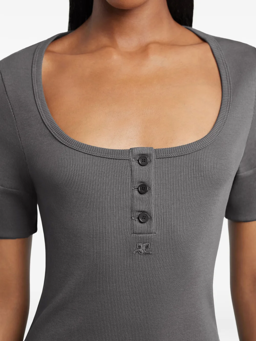 Courrèges Geribbeld T-shirt met knopen Grijs