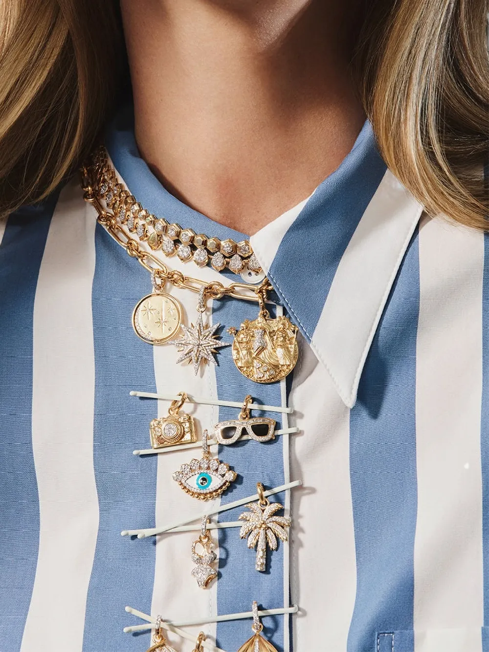 Sara Weinstock 18K yellow gold Papua camera-shape diamond charm | Image 2