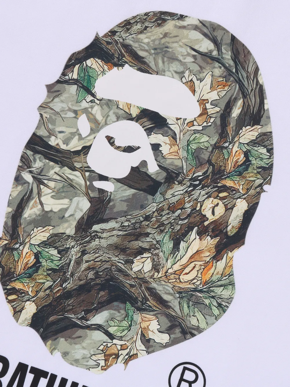 A BATHING APE® playera con estampado militar | Playeras | Image 2