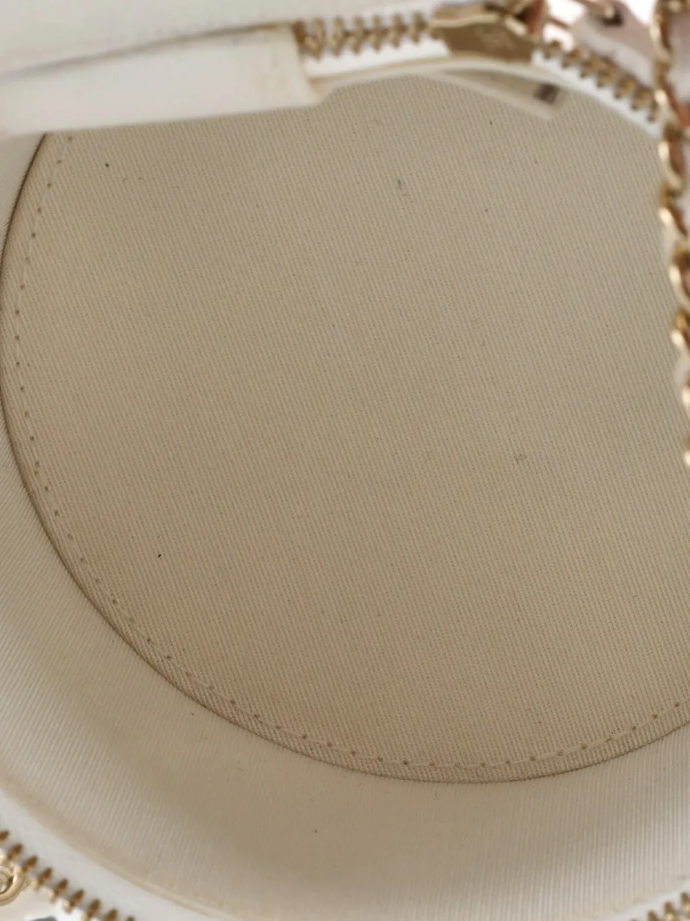 CHANEL Pre-owned Cc Round Vanity Case With Chain Quilted Lambskin Mini Clutch Bag In White