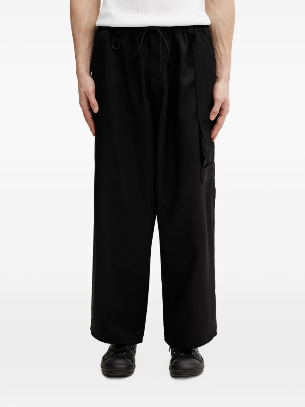 Y-3 유니폼 로고 프린트 카고 팬츠 | 블랙 | Image 1