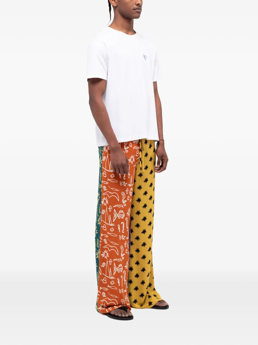 Donde Esteban Broek met colourblocking en print Geel