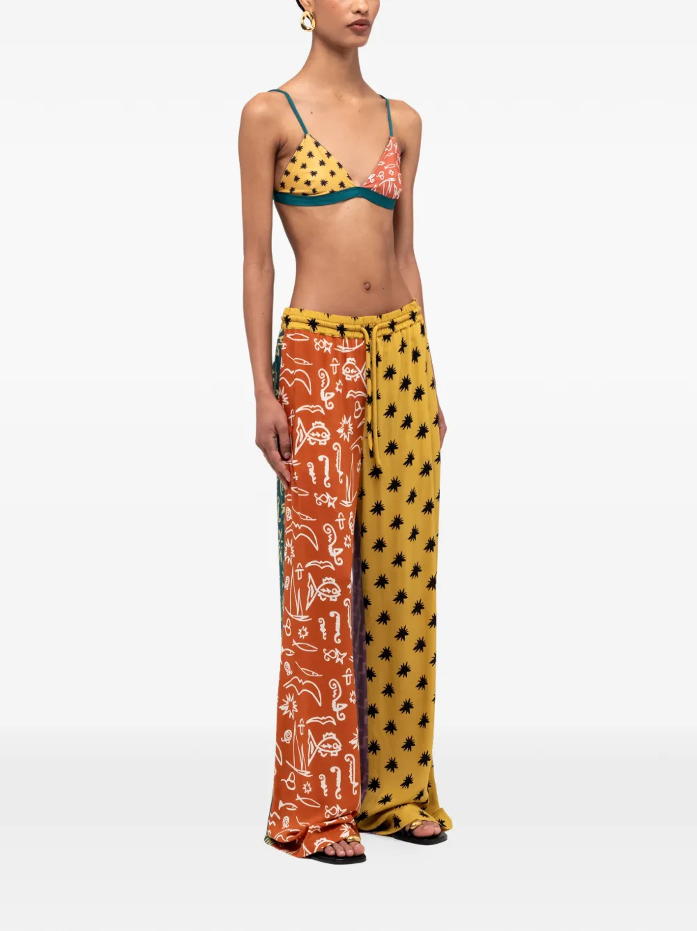 Donde Esteban Broek met colourblocking en print Geel