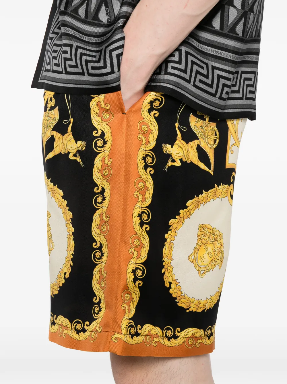 Versace Zijden twill shorts met print Zwart