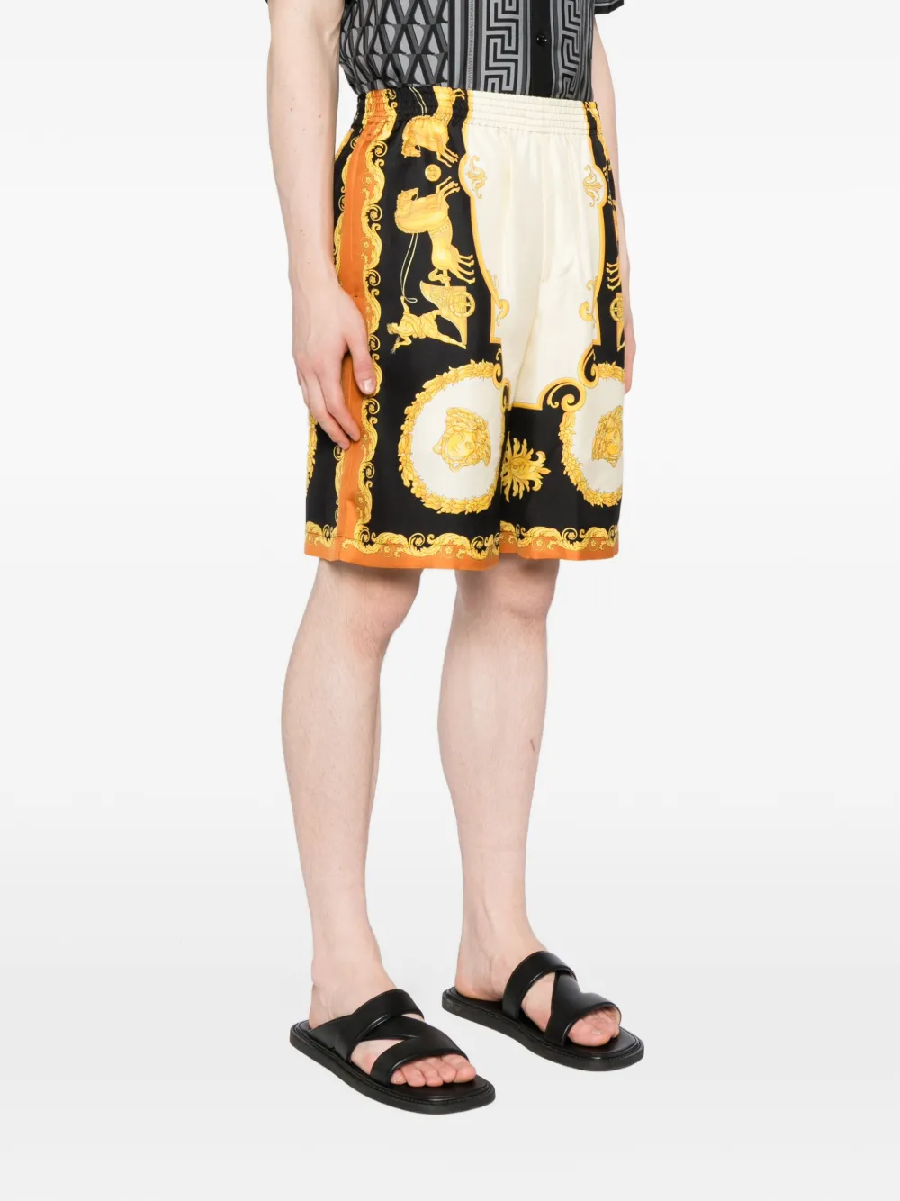 Versace Zijden twill shorts met print Zwart