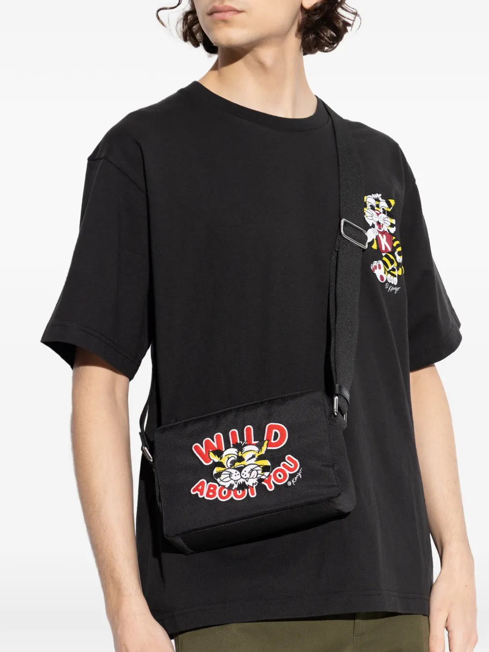Kenzo graphic-embroidered messenger bag - Zwart