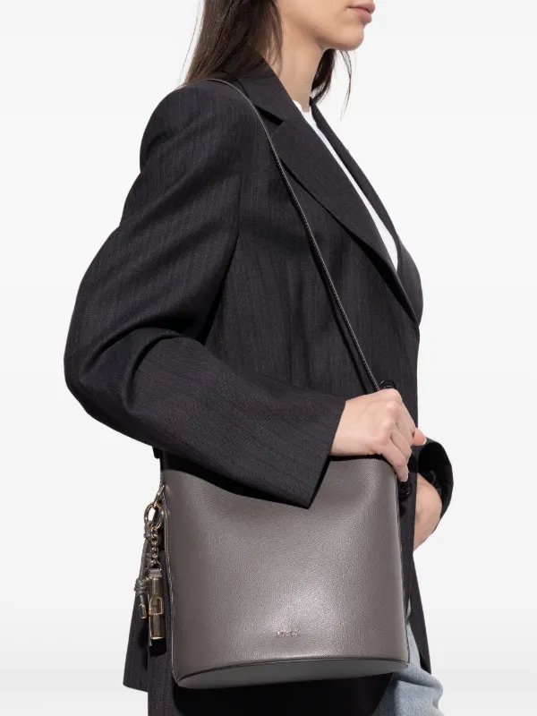 FURLA グレー ハンドバッグ ショルダーストラップ付き Furla Roxie チャーム ショルダーバッグ S | グレー | FARFETCH JP