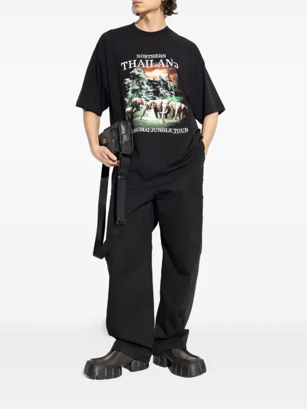 ぴ*こ様 VETEMENTS T-shirt Tシャツ☆ VETEMENTS Northern Thailand Chiangmai Jungle Tour T-shirt | Black