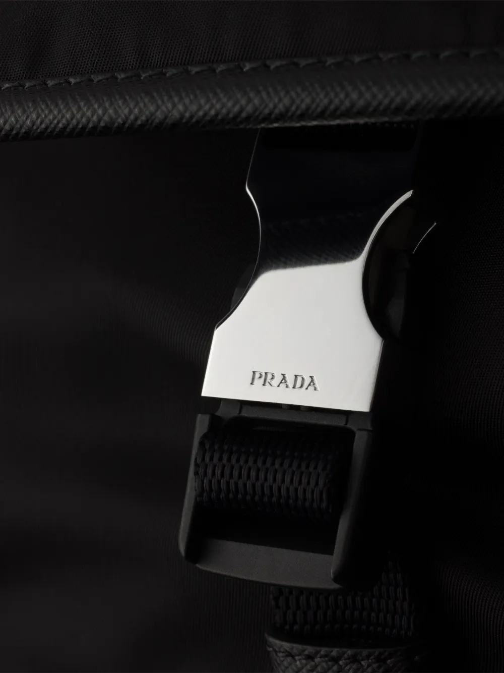 Prada Schoudertas met logo en gesp Zwart