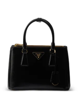 Prada ロゴプレート ハンドバッグ | ブラック | FARFETCH JP Prada ロゴプレート ハンドバッグ | ブラック | FARFETCH JP