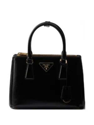 Prada ロゴプレート ハンドバッグ | ブラック | FARFETCH JP