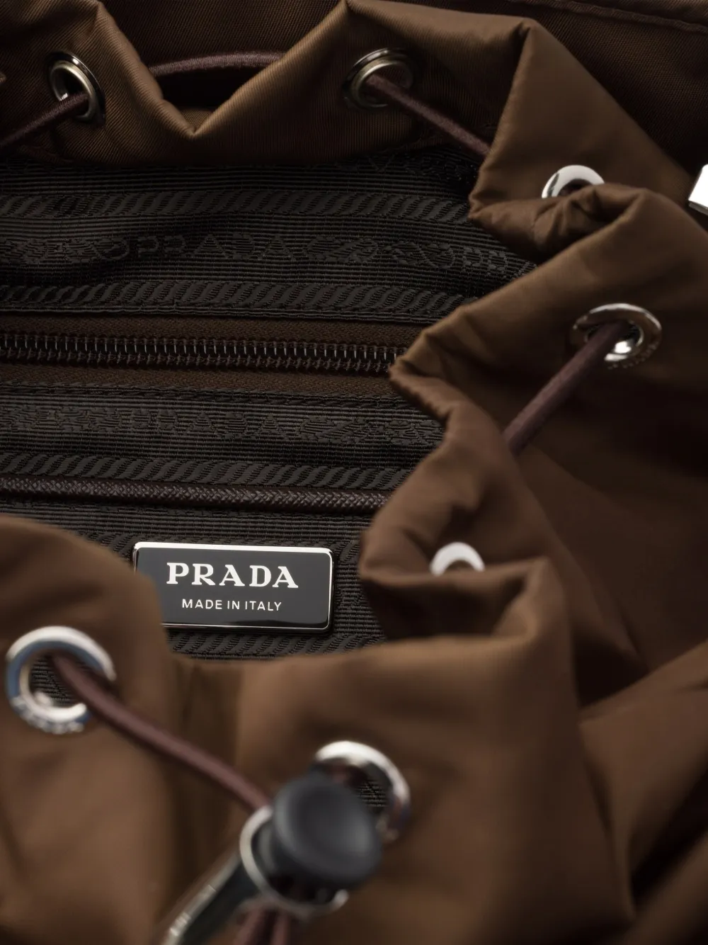 Prada Rugzak met logo Bruin