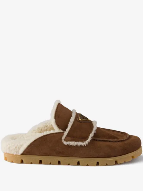 Prada mules texturizados con placa del logo
