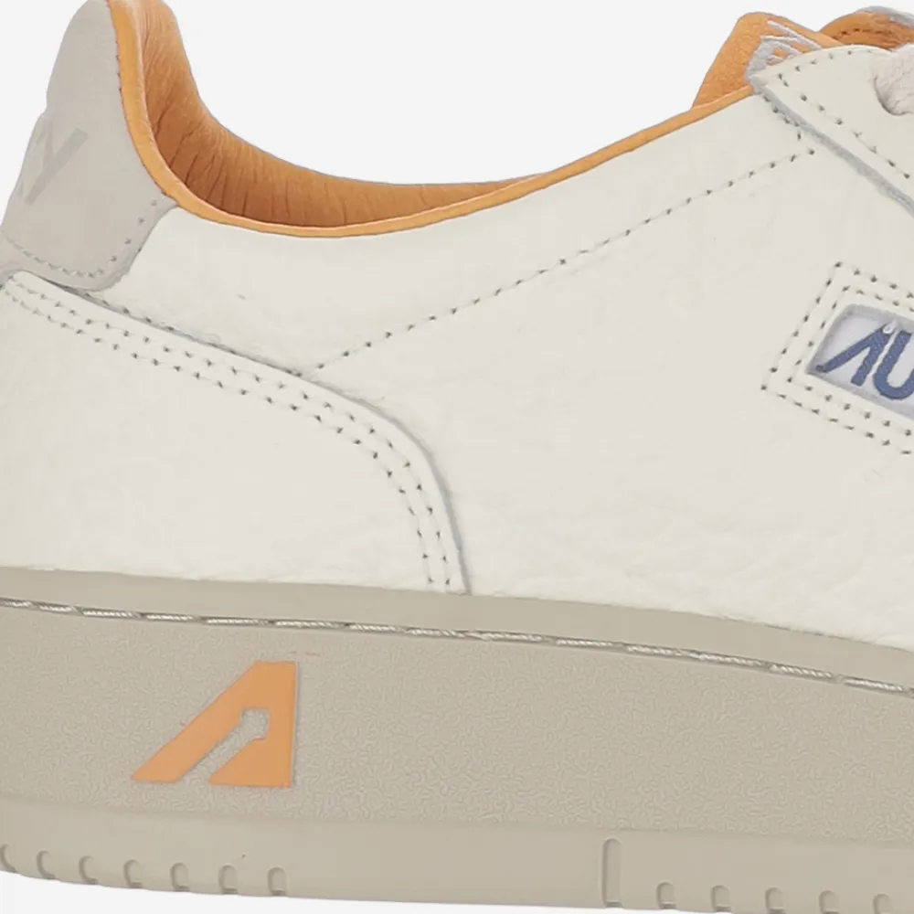Autry Medalist geperforeerde suède sneakers met vlakken Beige