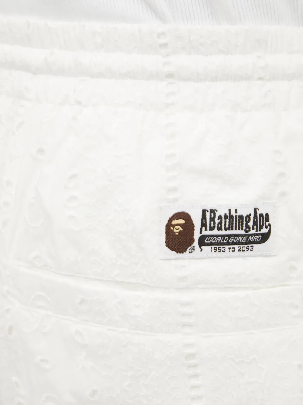 A BATHING APE Broderie anglaise shorts met trekkoord Beige