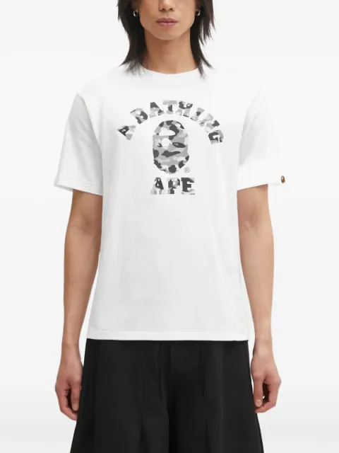 A BATHING APE® t-shirt 1st Camo College à logo imprimé