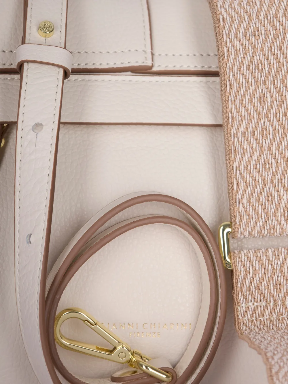 GIANNI CHIARINI Gewelfde schoudertas met vlakken Beige