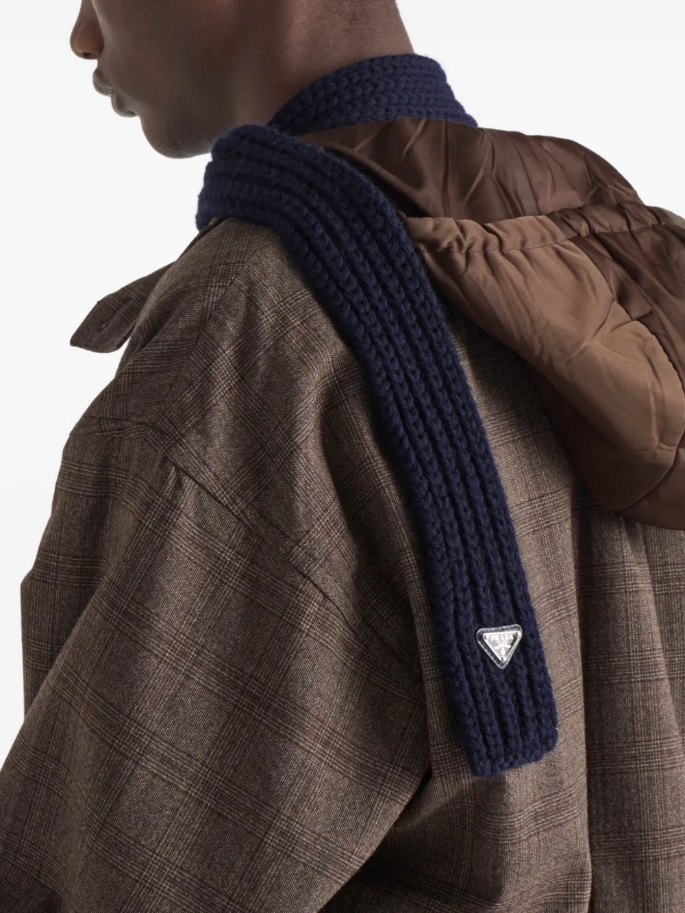 現行モデル【PRADA】ウールスカーフ ブラック トライアングルロゴゴールド Prada トライアングルロゴ スカーフ | ブルー | FARFETCH JP