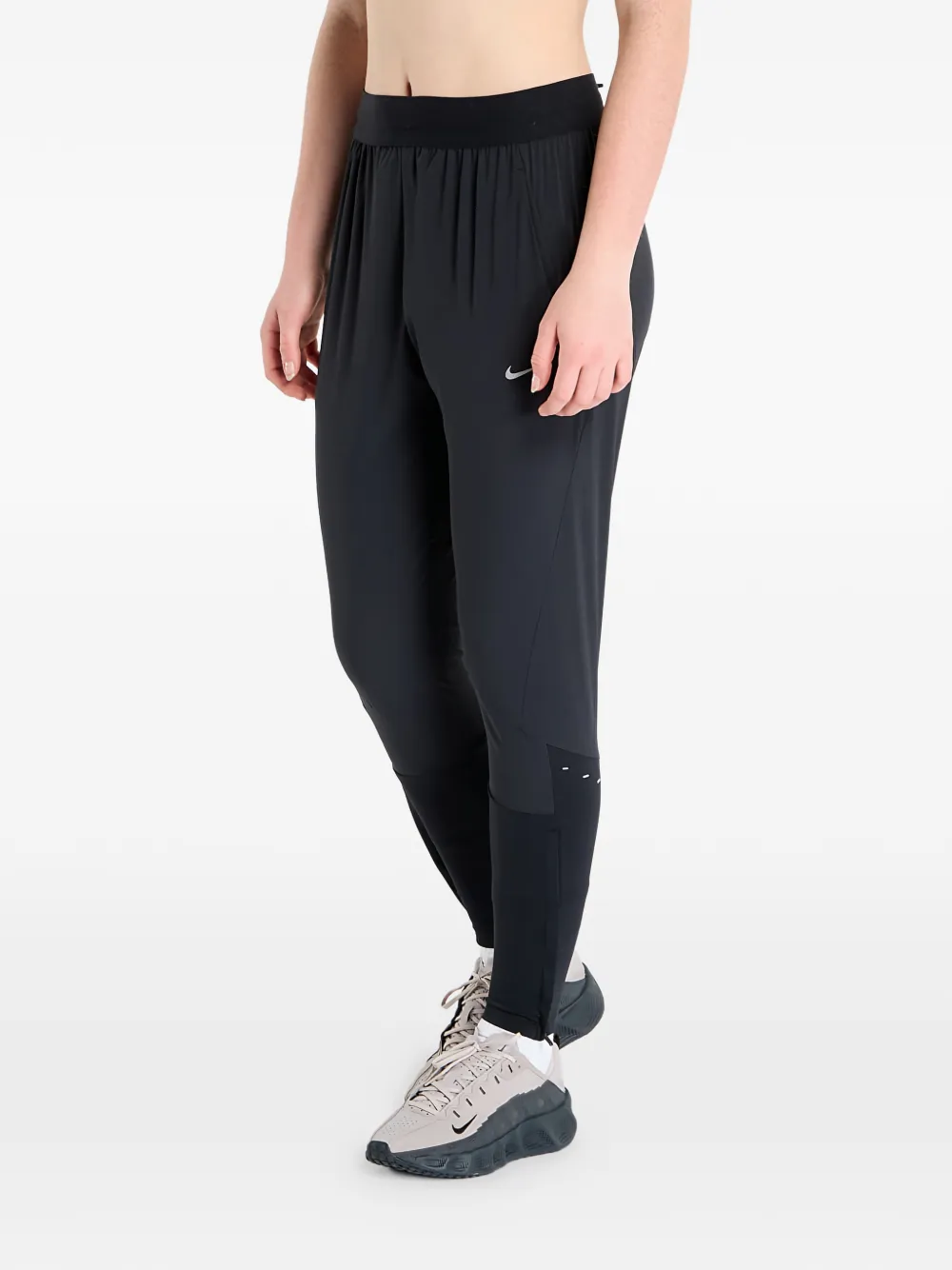 Nike Swift Jogginghose mit Reißverschlusstasche | Schwarz | Image 1