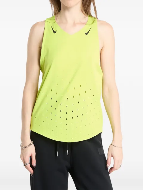 Nike camiseta con perforaciones y cuello en V