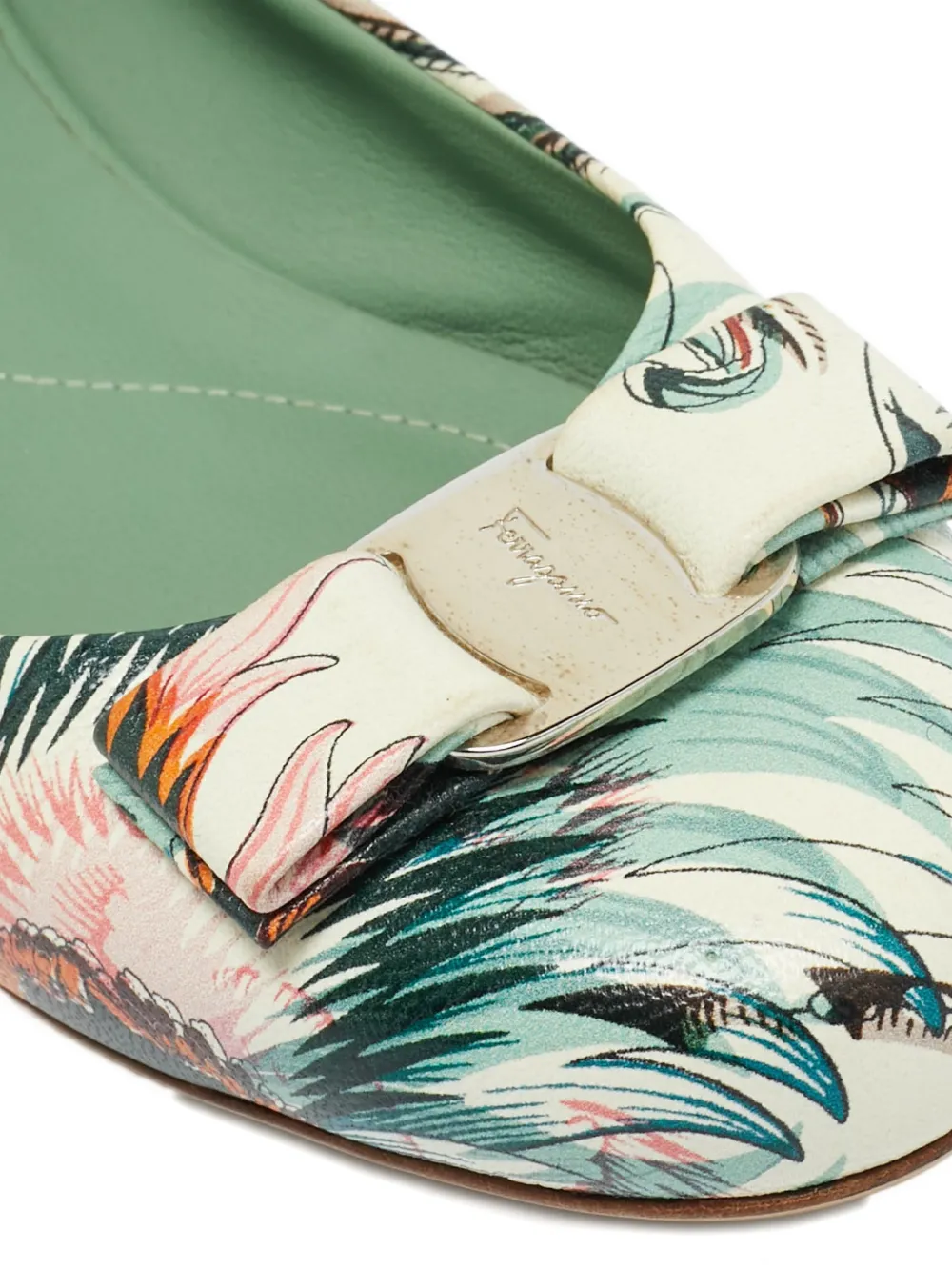 Ferragamo Pre-Owned leaf-print ballet flats - Beige