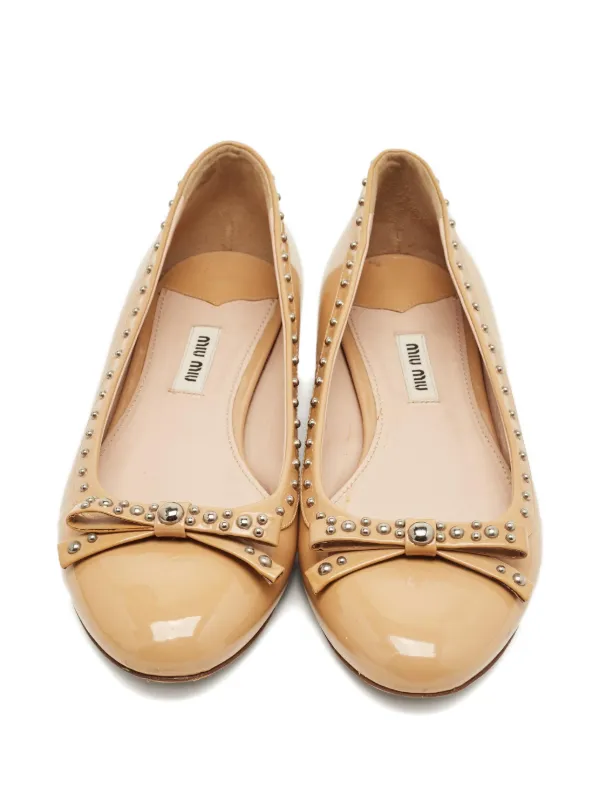 Miu Miu Pre-Owned スタッズ フラットシューズ | ニュートラル