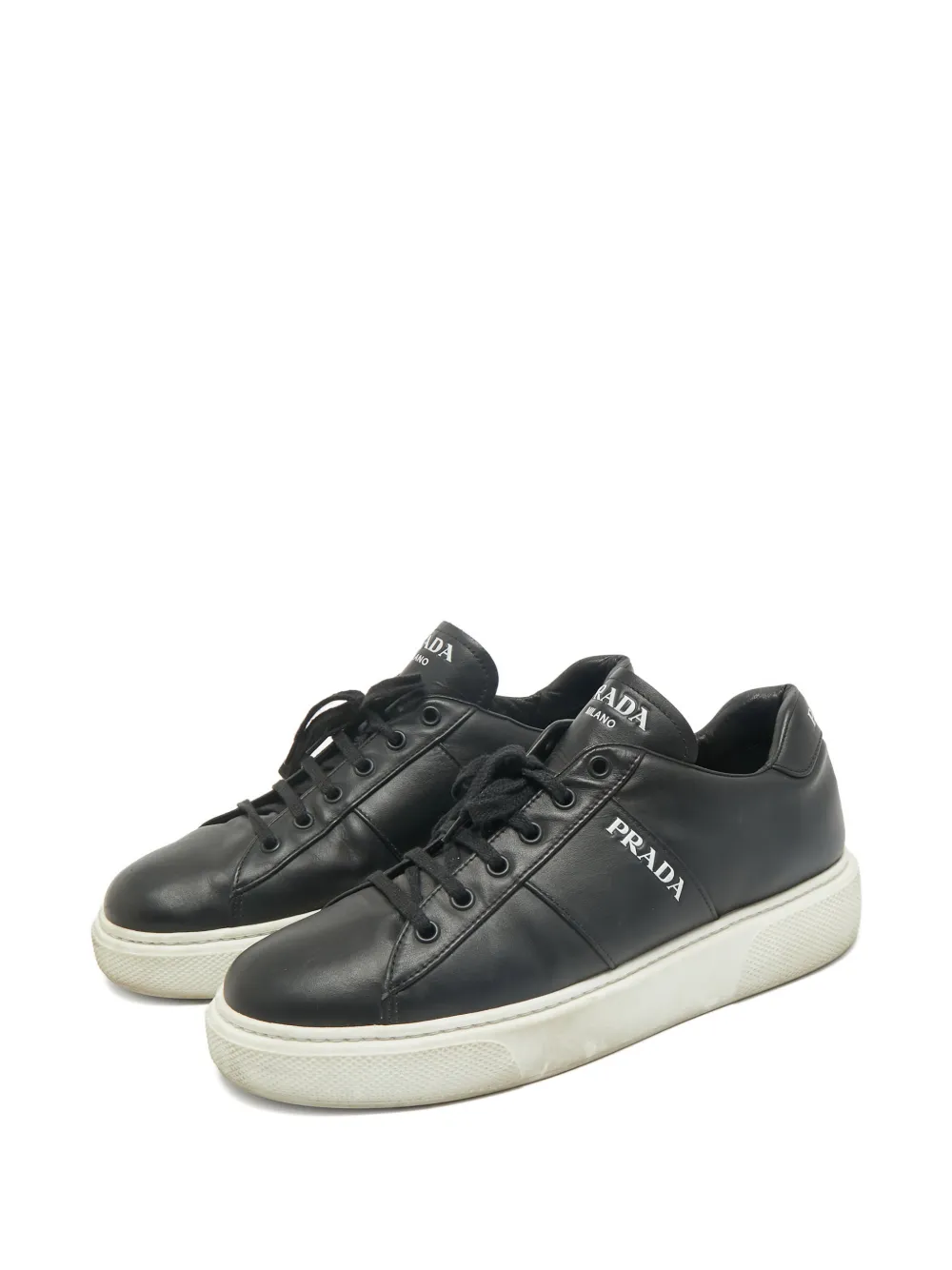 Prada Pre-Owned 39.5 front lace-up fastening calf leather sneakers - Zwart