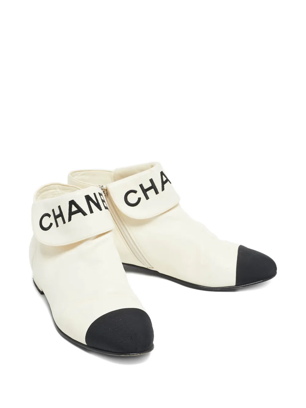 CHANEL Pre-Owned cap-toe ankle boots - Beige