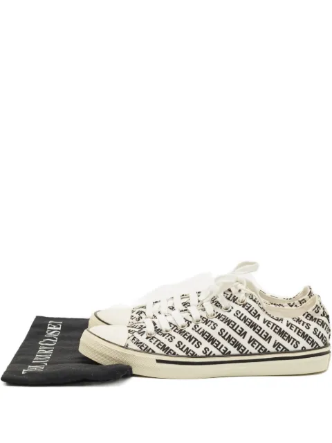 VETEMENTS logo-print lace-up sneakers