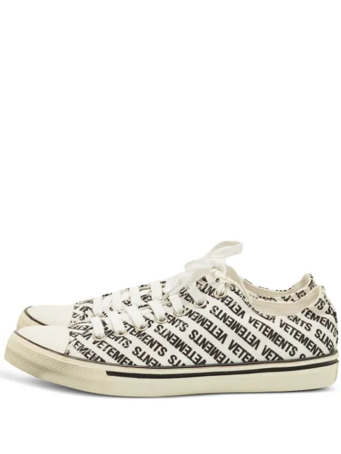VETEMENTS logo-print lace-up sneakers