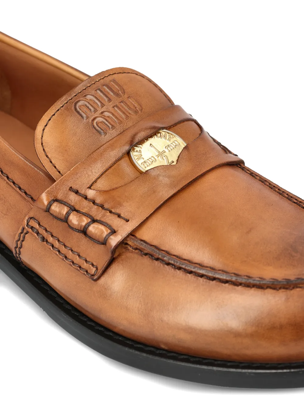 Miu Loafers met reliëf en applicatie Bruin