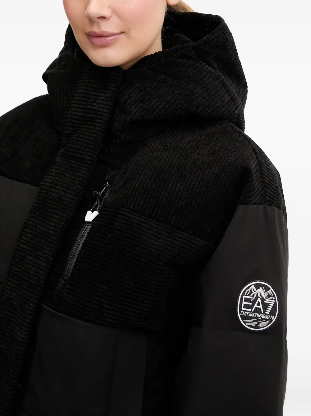 Ea7 Emporio Armani Ski-jack met ribfluwelen detail en capuchon Zwart