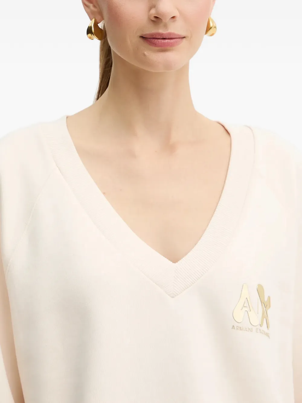 Armani Exchange Sweater met V-hals en logoplakkaat Beige