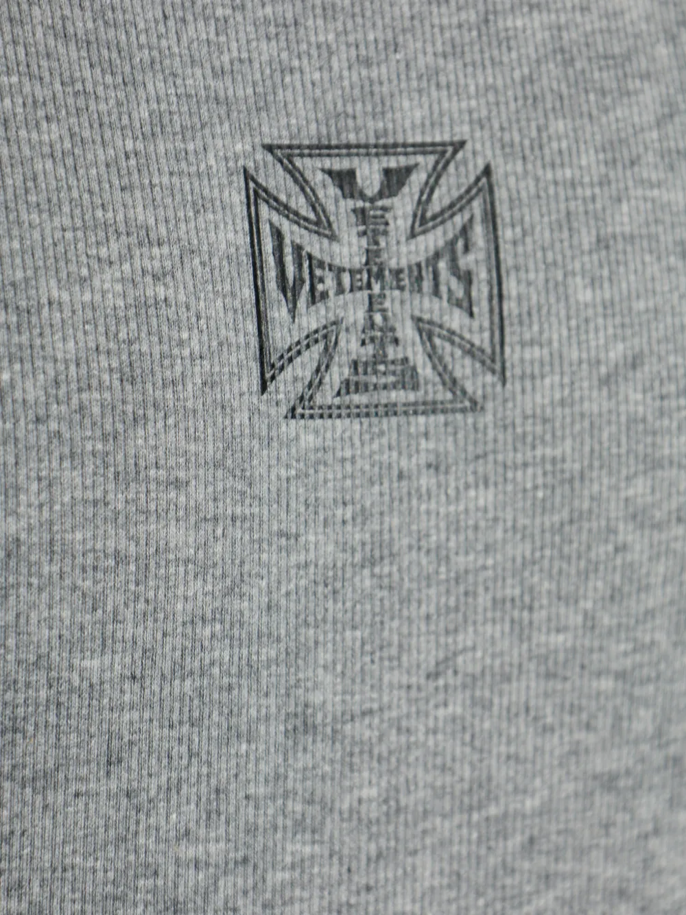 VETEMENTS Tanktop met grafische print Grijs