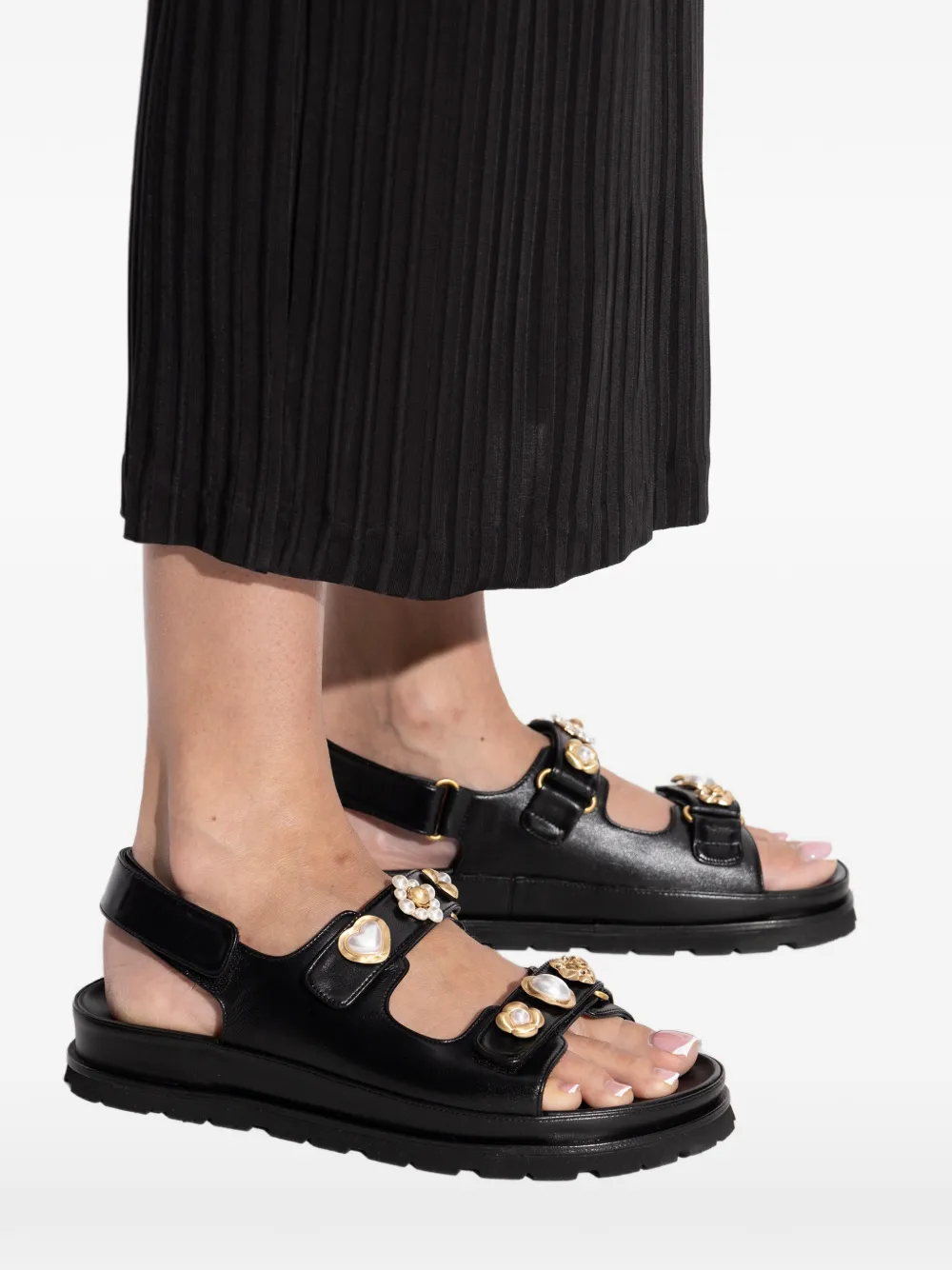 Stuart Weitzman Socharming floral-charm sandals Zwart