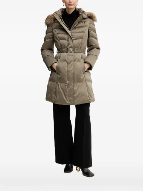 GUESS USA abrigo capitonado con hebilla del logo