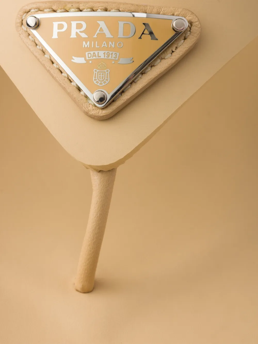 Prada Teenslippers met logoplakkaat Beige