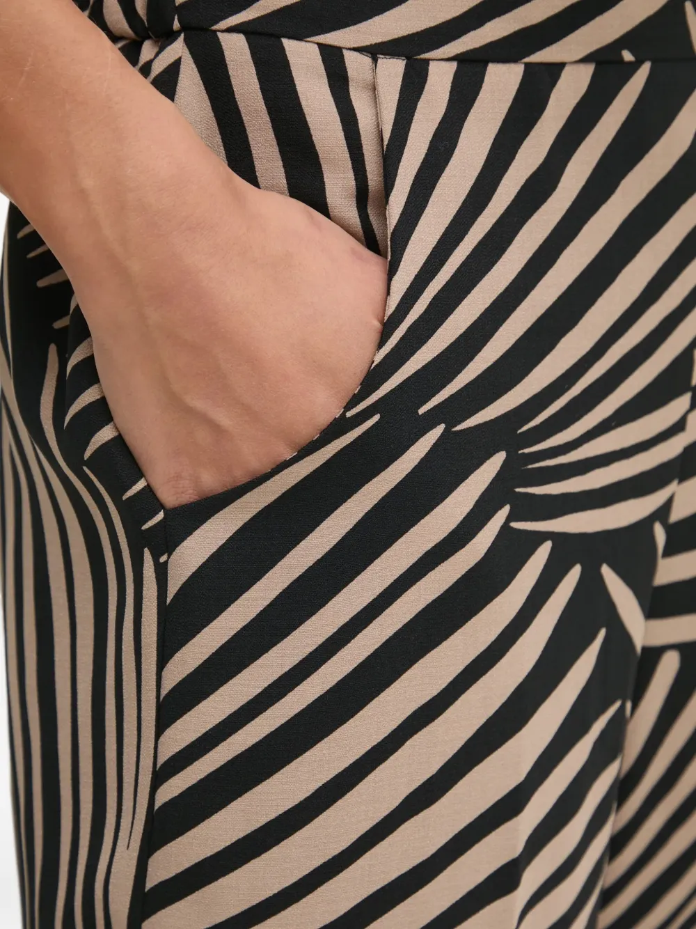 Joseph Ribkoff Broek met abstracte print en split Zwart