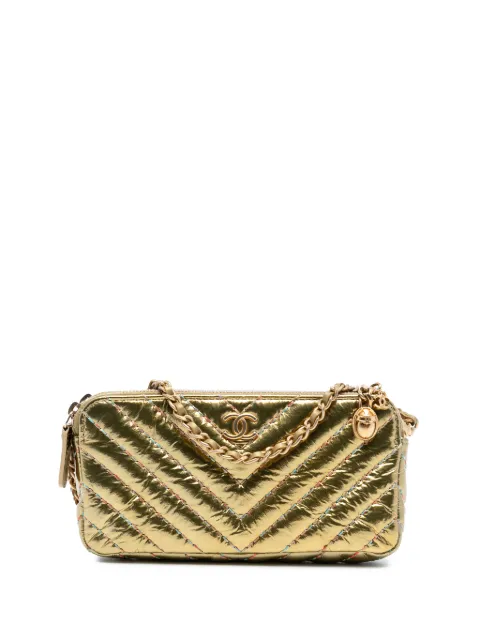 CHANEL Pre-Owned bolsa crossbody Double Zip Wallet on Chain CC Chevron de piel de cordero metalizada 2019
