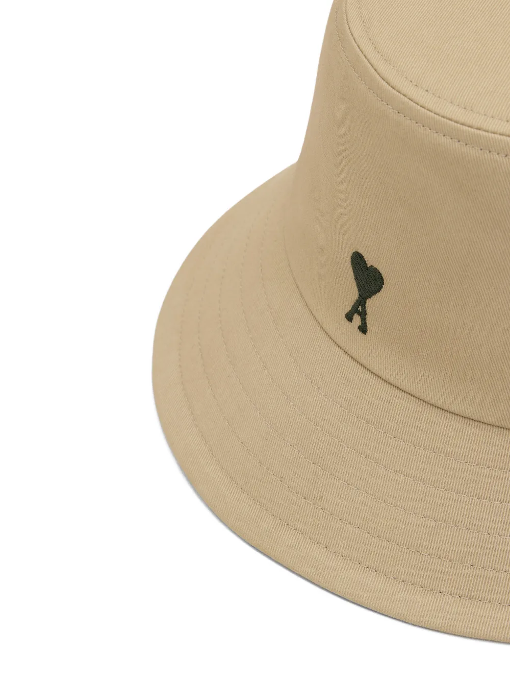 AMI Paris Vissershoed met geborduurd Ami de Coeur logo Beige