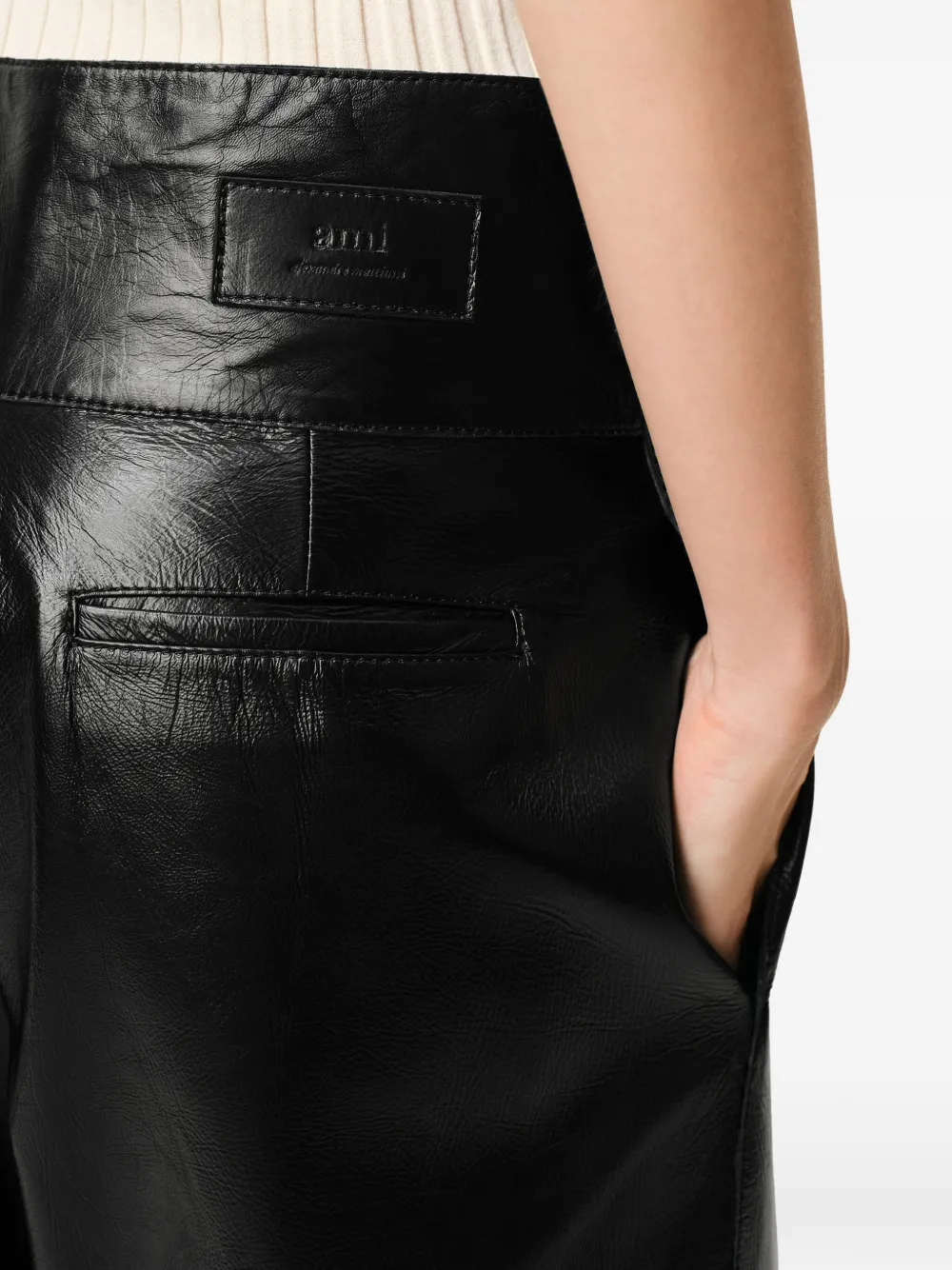 AMI Paris Lamsleren wikkelbroek met ceintuur Zwart