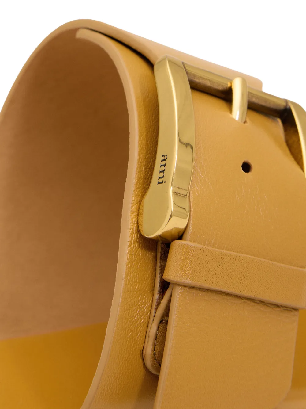 AMI Paris Platte sandalen met gespdetail Bruin