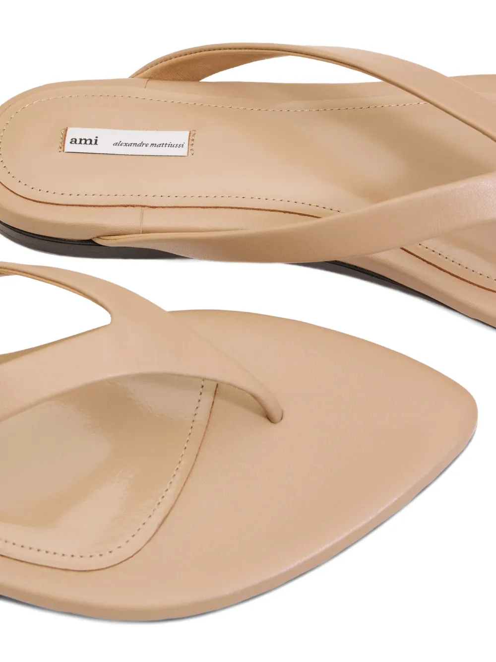 AMI Paris Sandalen met puntige neus Beige