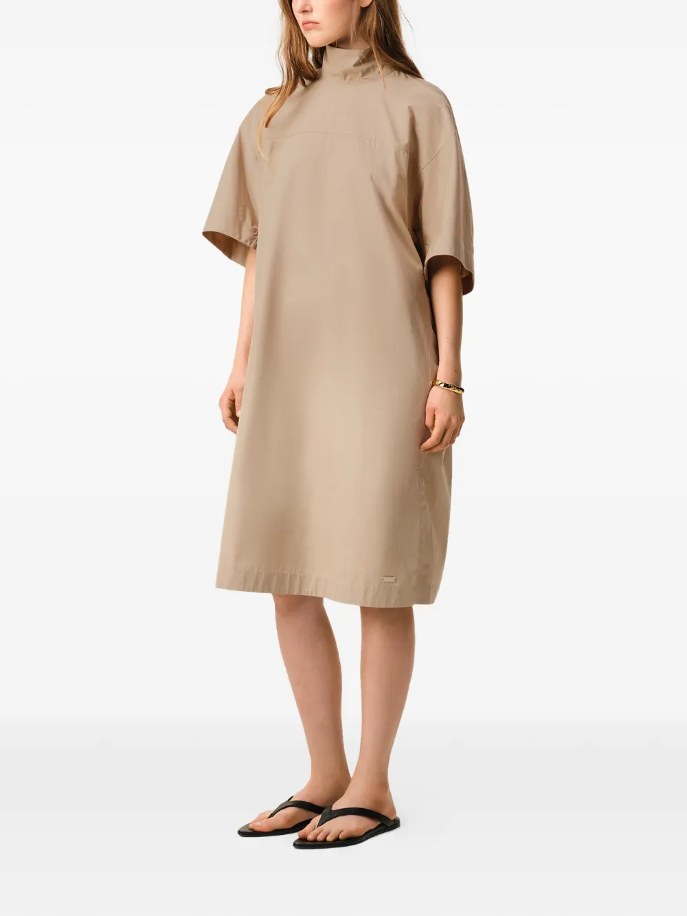 AMI Paris Jurk met opstaande hals en knopen Beige