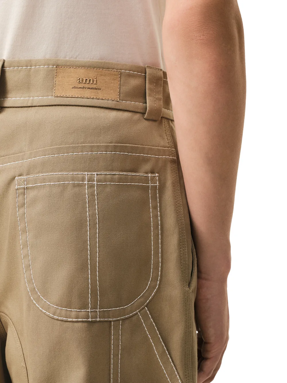 AMI Paris Bermuda shorts met stiksels Beige