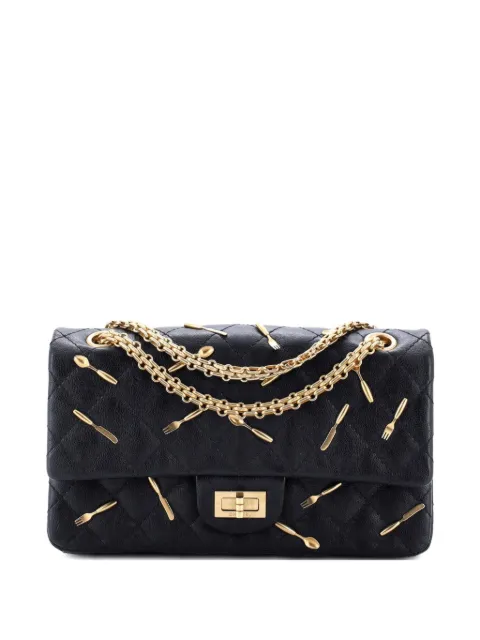 CHANEL Pre-Owned bolso de hombro 225 Brasserie Charms Reissue 2.55 de piel de becerro con diseño acolchado y solapa